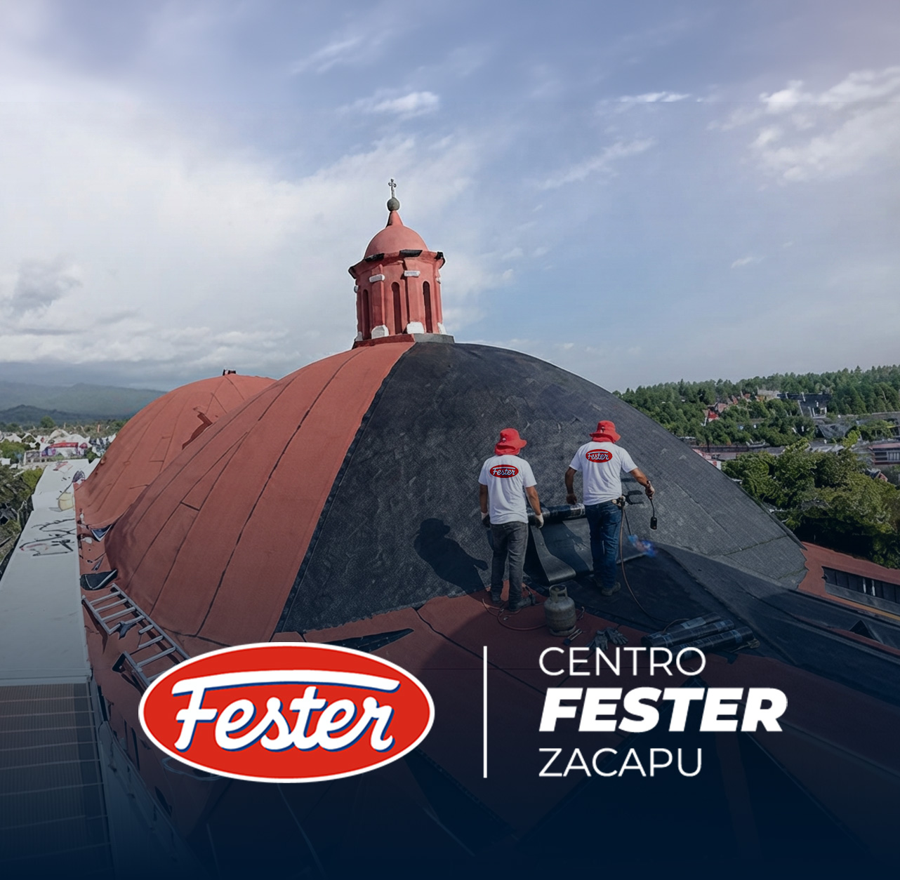 Personal aplicando manto prefabricado Fester con soplete en la cúpula de la Iglesia San Miguel de Atlautla.