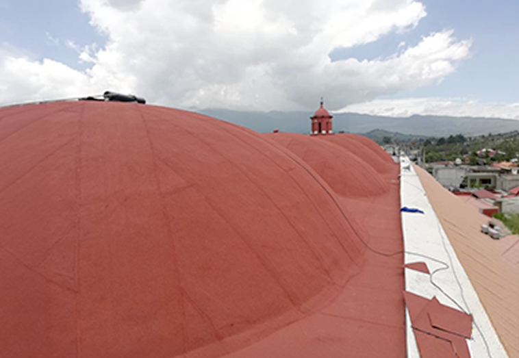 Vista panorámica de la azotea y cúpulas de la Iglesia San Miguel de Atlautla tras concluir los trabajos de impermeabilización con sistema prefabricado.