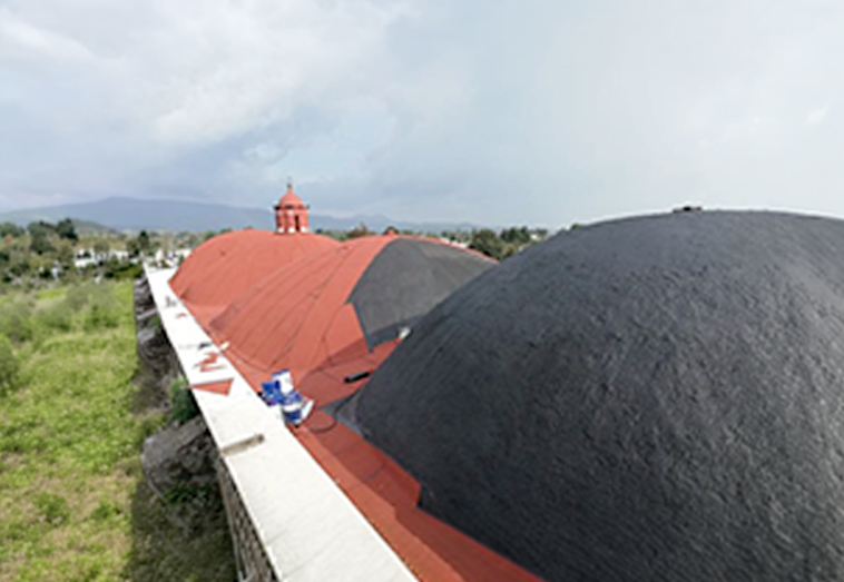 Vista de la azotea y cúpulas de la Iglesia San Miguel de Atlautla durante el proceso de reparación y preparación de la superficie para impermeabilizar.