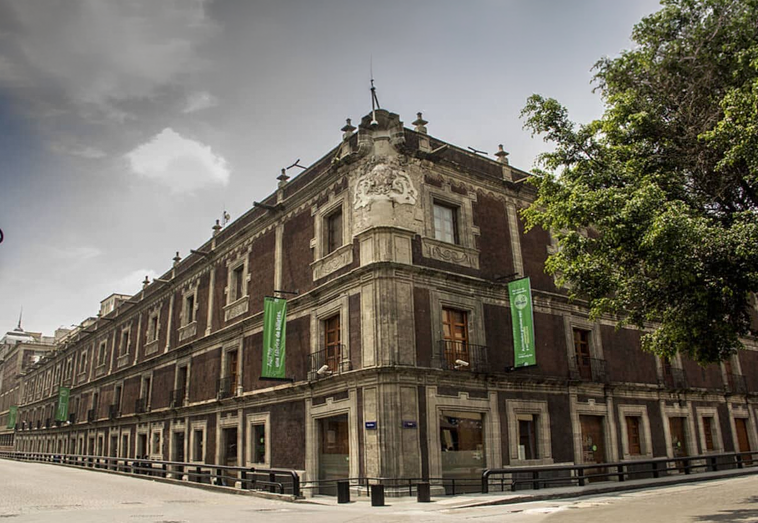 Vista de la emblemática fachada histórica del Museo Interactivo de Economía (MIDE) en el Centro Histórico de la CDMX.