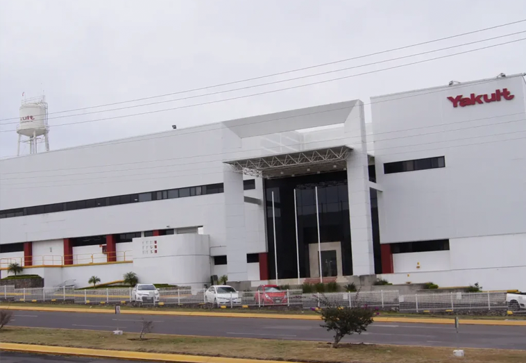 Vista exterior de la fachada de la planta de producción de Yakult, instalación industrial protegida con sistemas impermeables Fester.