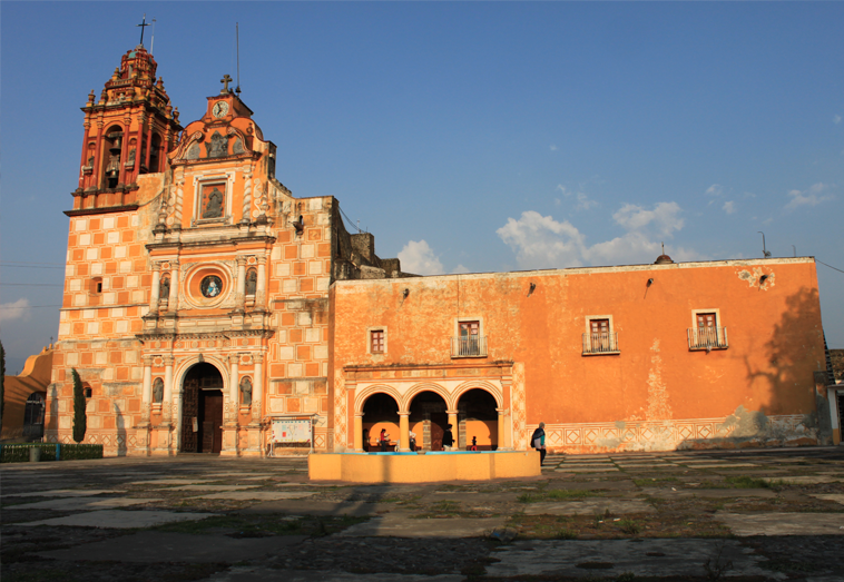 Vista frontal de la fachada principal y elementos arquitectónicos de la Parroquia de la Inmaculada Concepción de Ozumba.